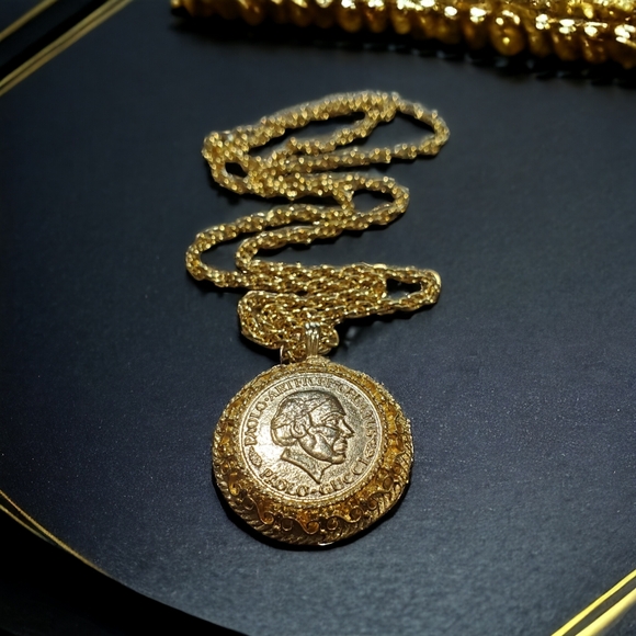 Gucci 18kt GP Vintage 80's Portrait Coin Necklace New Old Stock - Picture 2 of 5